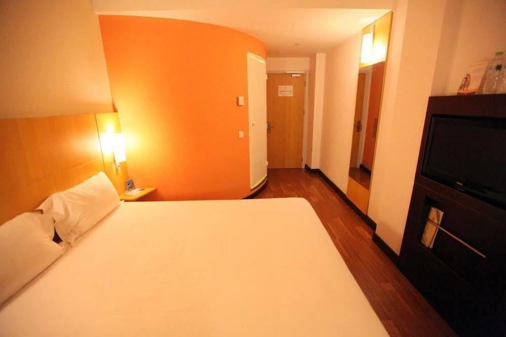 Ibis Ningbo Qianhu Plaza Hotel Екстер'єр фото